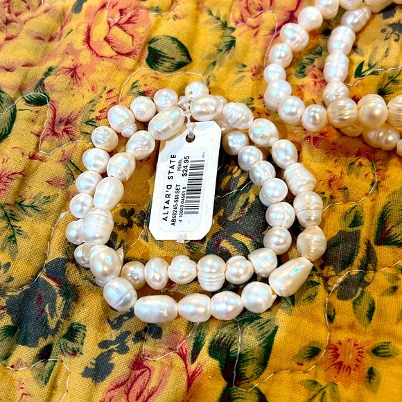 Altar'd State Pearl Stretch Bracelet Lot NEW - Picture 2 of 3